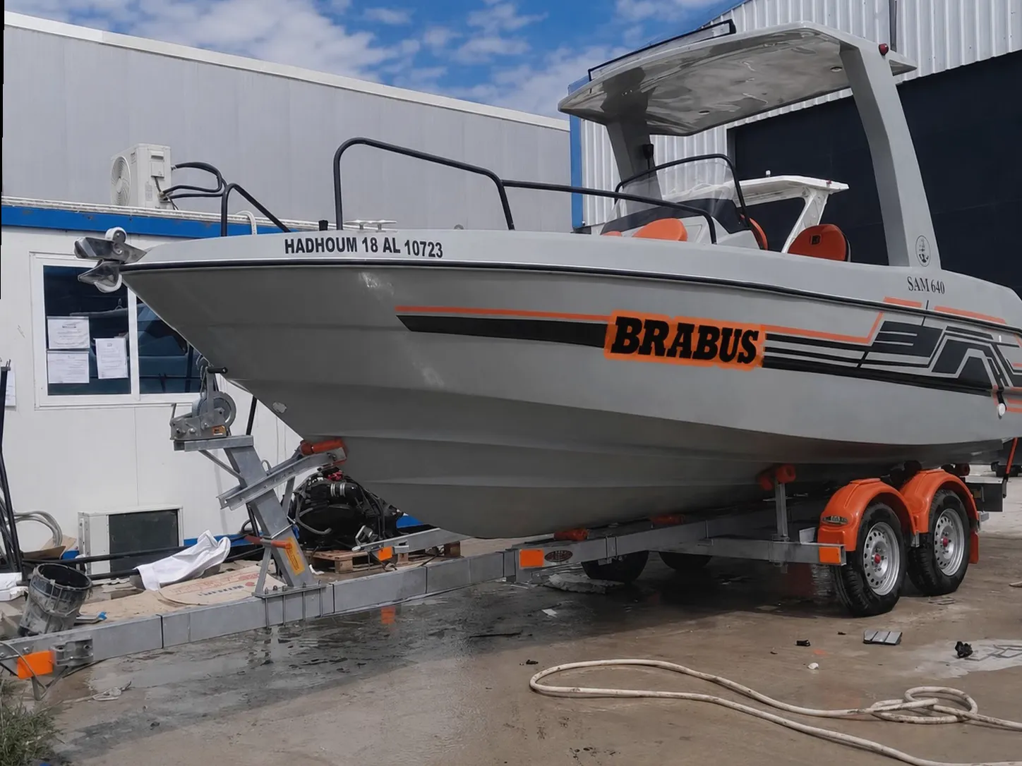 Equipo de Alquiler Barcos ayudando a organizar un alquiler de barco en Sitges