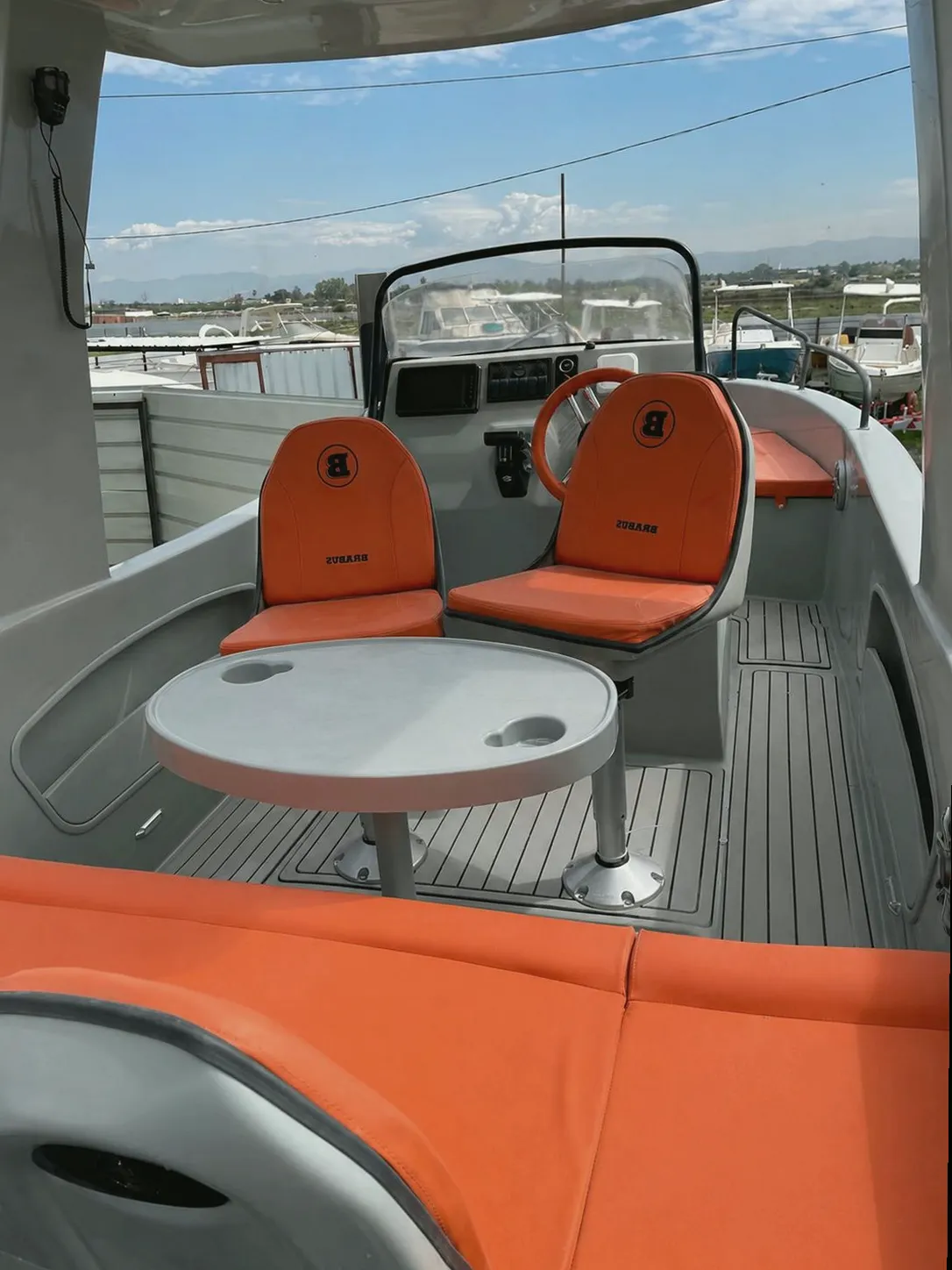 Barco disponible para alquiler en Sitges, Cataluña